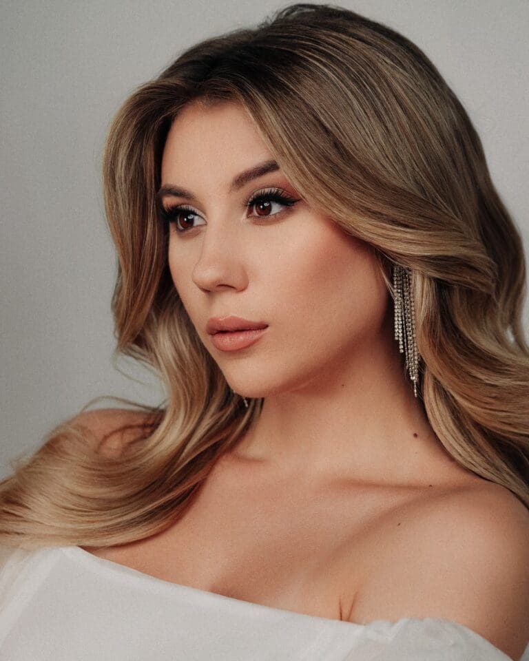 Bride with soft glam makeup and loose waves hairstyle